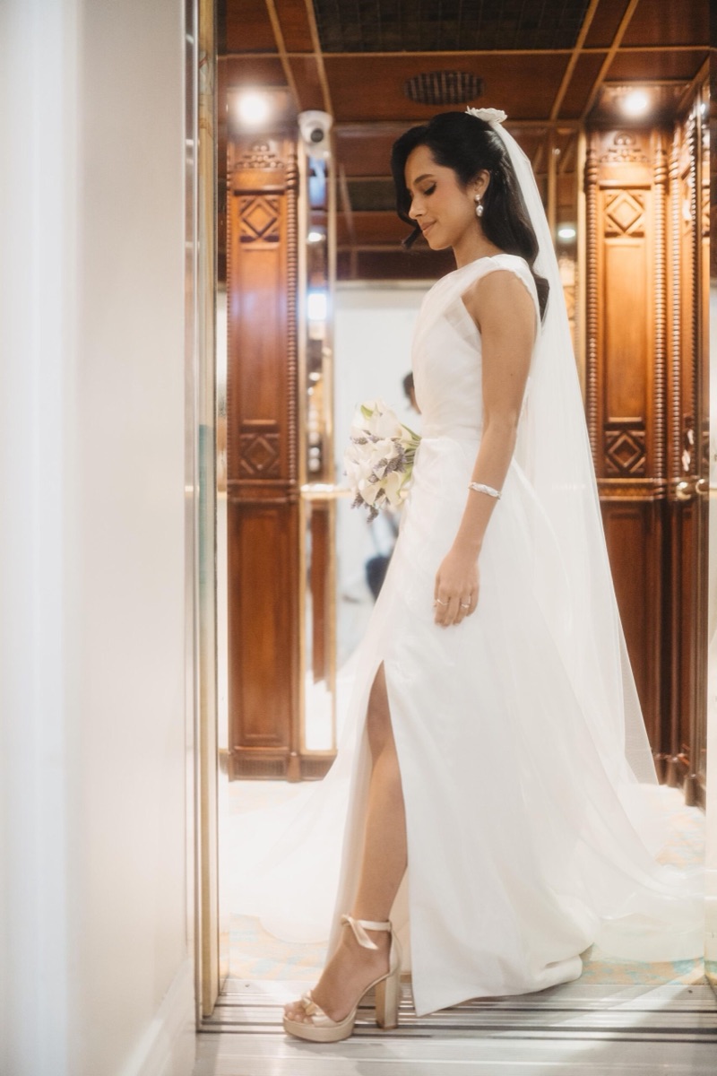 Noiva usando brincos de pérola autorais